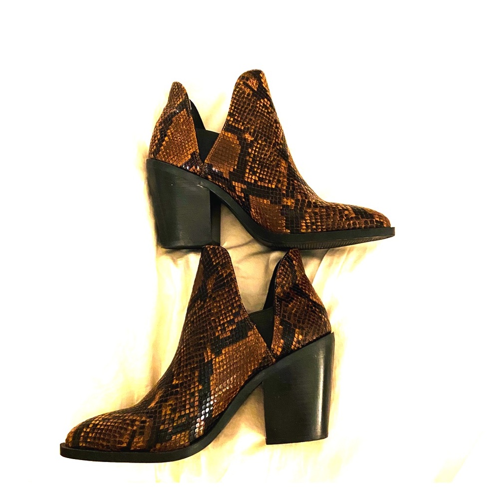 SIZE 11 STEVE MADDEN BROWN SNAKESKIN ANKLE BOOTIES